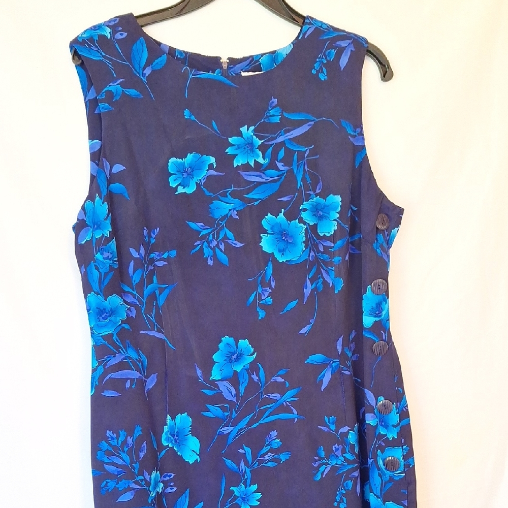 R&K Blue Womens Size 16 Dress With Floral Pattern. Sleeveless. NWT. Button Acc